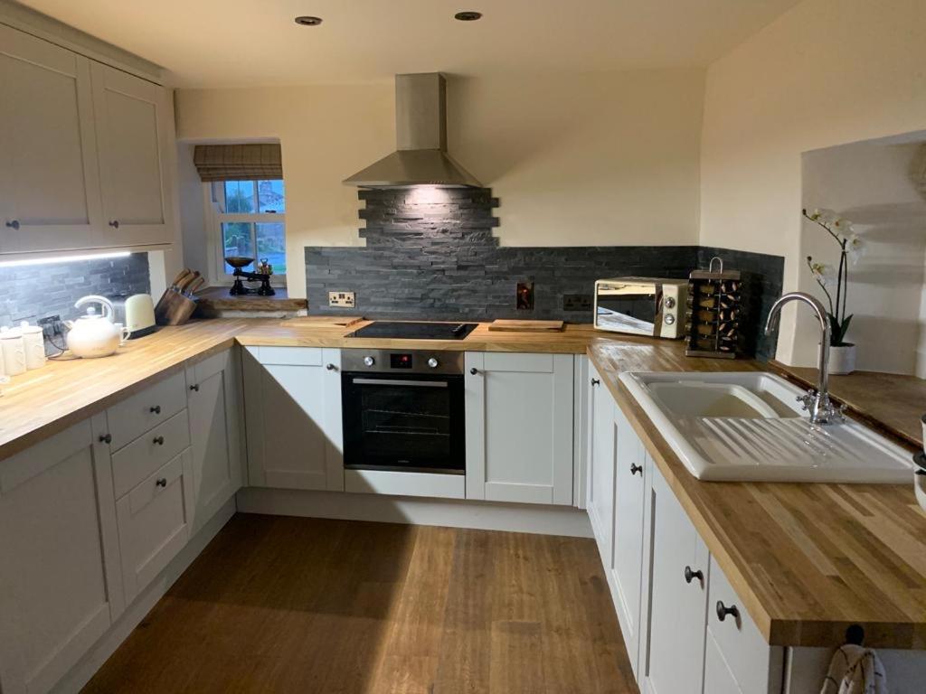 5 Star Cottage On The Green With Log Burner - Dog Friendly Austwick Екстер'єр фото